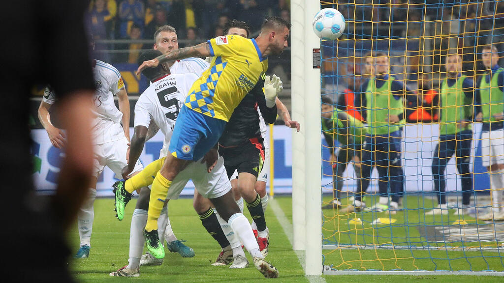 Eintracht Braunschweig bleibt der 2. Bundesliga erhalten Eintracht Braunschweig bleibt der 2. Bundesliga erhalten