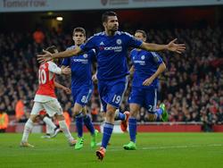 Diego Costa breekt de ban en opent, vlak nadat Per Mertesacker van het veld is gestuurd, de score bij de Engelse derby tussen Arsenal en Chelsea. (24-01-2016)