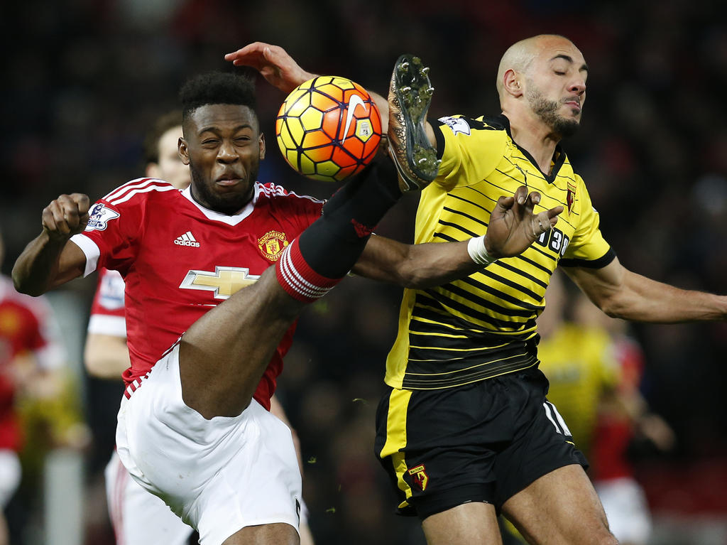 Timothy Fosu-Mensah (l.) tikt bij zijn basisdebuut voor Manchester United de bal weg bij Watford-aanvaller Nordin Amrabat (r.). (02-03-2016) Timothy Fosu-Mensah (l.) tikt bij zijn basisdebuut voor Manchester United de bal weg bij Watford-aanvaller Nordin Amrabat (r.). (02-03-2016)