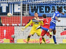 Onuegbu (r.) trifft für Duisburg zum 1:0 gegen Fortuna Düsseldorf.