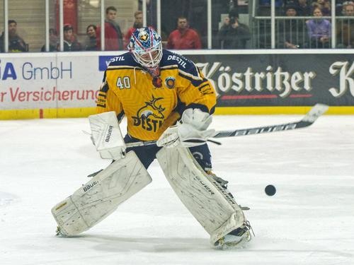 Kurios: Die Niederländer um Goalie Martjin Oosterwijk feiern die Deutsche Meisterschaft in der Oberliga