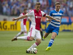 Niklas Moisander (l.) haalt uit tijdens de wedstrijd om de Johan Cruijff Schaal tussen PEC Zwolle en Ajax. (3-8-2014)