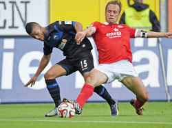 Nikolce Noveski (r.) im Zweikampf mit Paderborns Elias Kachunga