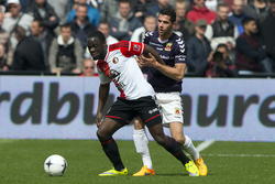 Elvis Manu (l.) (Feyenoord) in duel met Sven Nieuwpoort (r.) (Go Ahead Eagles). (19-04-2015)