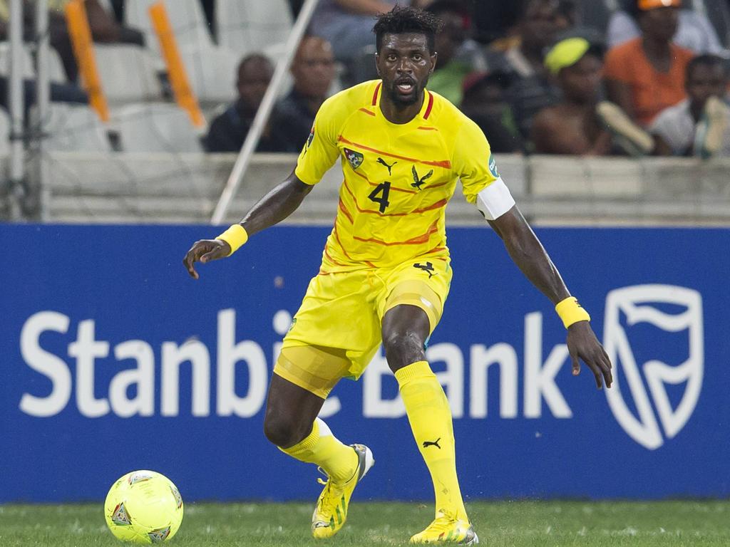 Emmanuel Adebayor kijkt vooruit als hij de bal ontvangt tijdens Burkino Faso - Togo. De aanvaller bereikt met zijn land de kwartfinale van de Afrika Cup 2013. (03-02-2013)