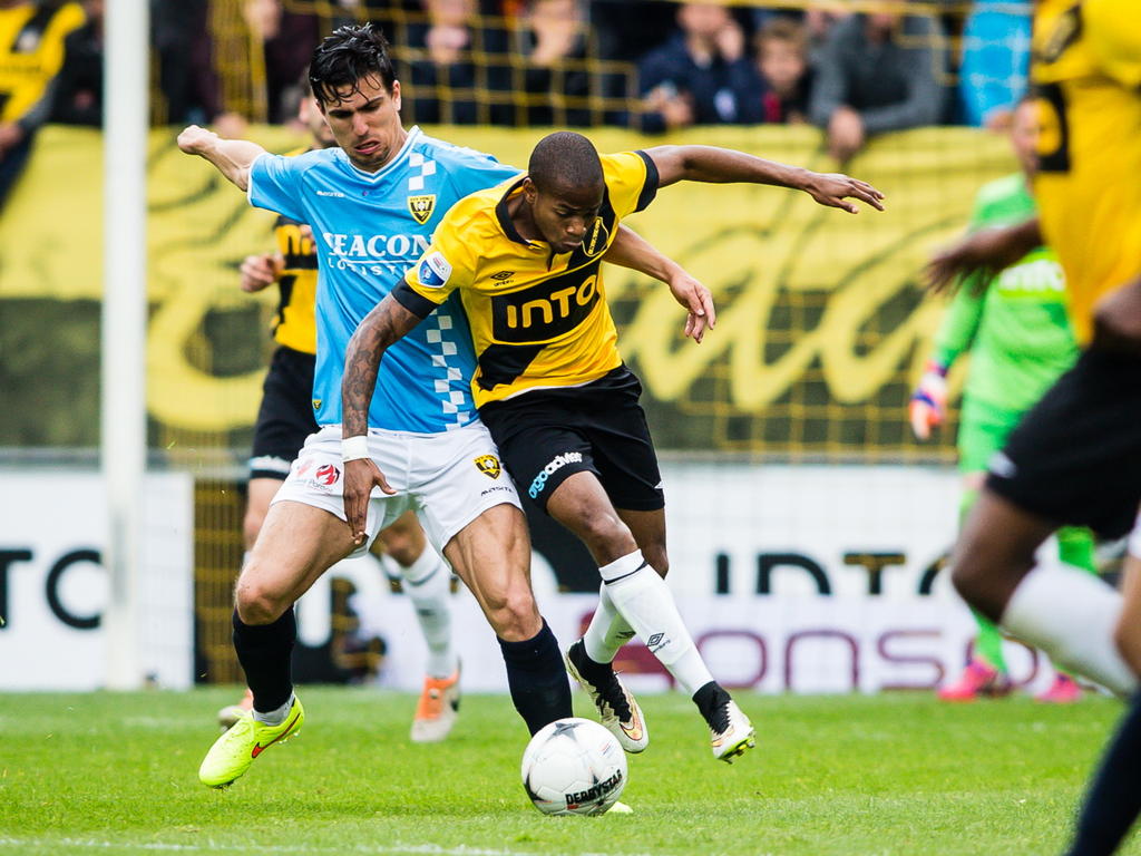Gianluca Nijholt (l.) duelleert met Ruben Ligeon (r.) tijdens het play-offduel NAC Breda - VVV-Venlo. (25-05-2015) Gianluca Nijholt (l.) duelleert met Ruben Ligeon (r.) tijdens het play-offduel NAC Breda - VVV-Venlo. (25-05-2015)