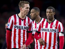 PSV'ers Luuk de Jong (l.) en Georginio Wijnaldum (r.) verlaten het veld na het competitieduel met Go Ahead Eagles. (20-12-2014)