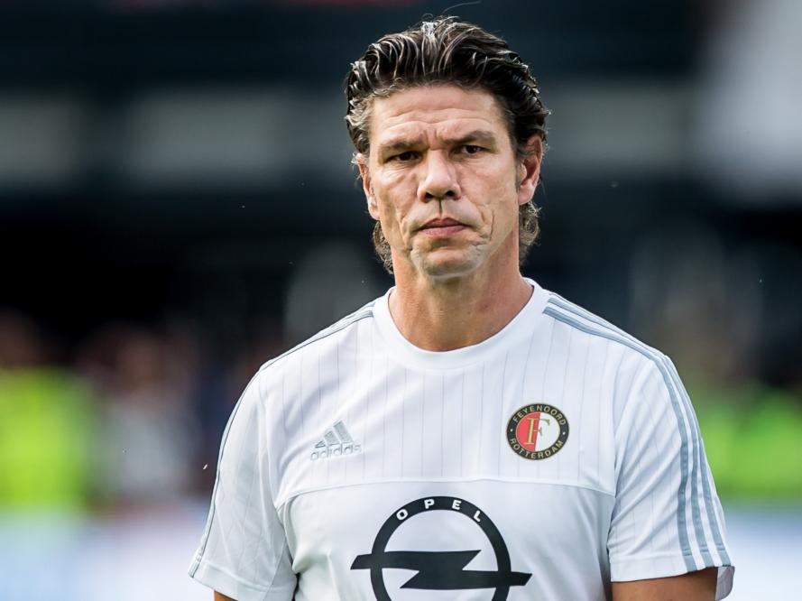 Keeperstrainer Patrick Lodewijks loopt richting de dugout tijdens het competitieduel Feyenoord - Vitesse. (23-08-2015)
