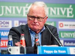 De 72-jarige Foppe de Haan kan zijn emoties even niet in bedwang houden tijdens de persconferentie na de wedstrijd sc Heerenveen - Roda JC. (28-11-2015)