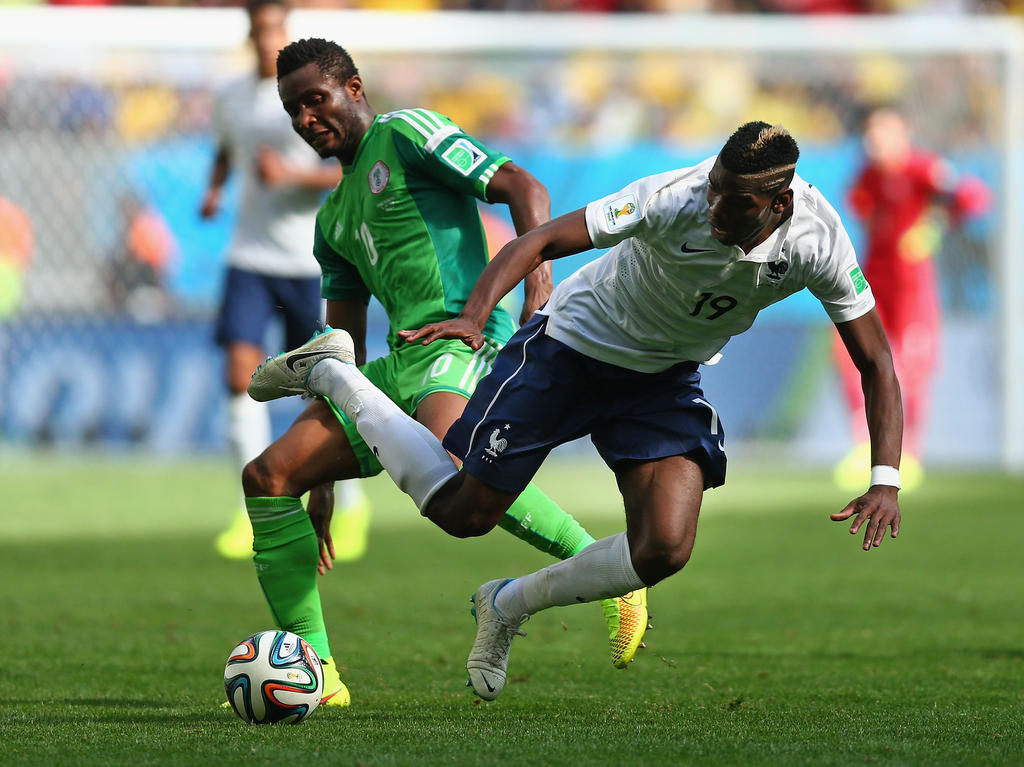 John Mikel (l.) freut sich auf ein erneutes Duell mit Paul Pogba John Mikel (l.) freut sich auf ein erneutes Duell mit Paul Pogba