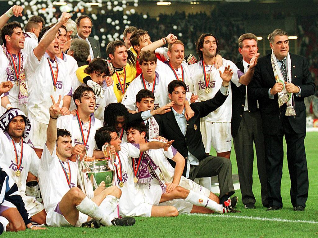 Jupp Heynckes (r.) und Lorenzo Sanz (2.v.r.) nach dem Gewinn der Champions League 1998