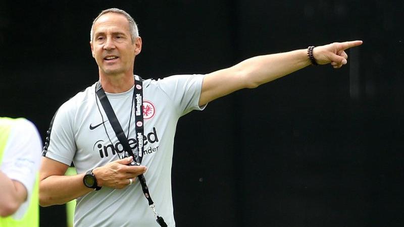 Der neue Frankfurter Trainer Adi Hütter gibt seinen Spielern Anweisungen