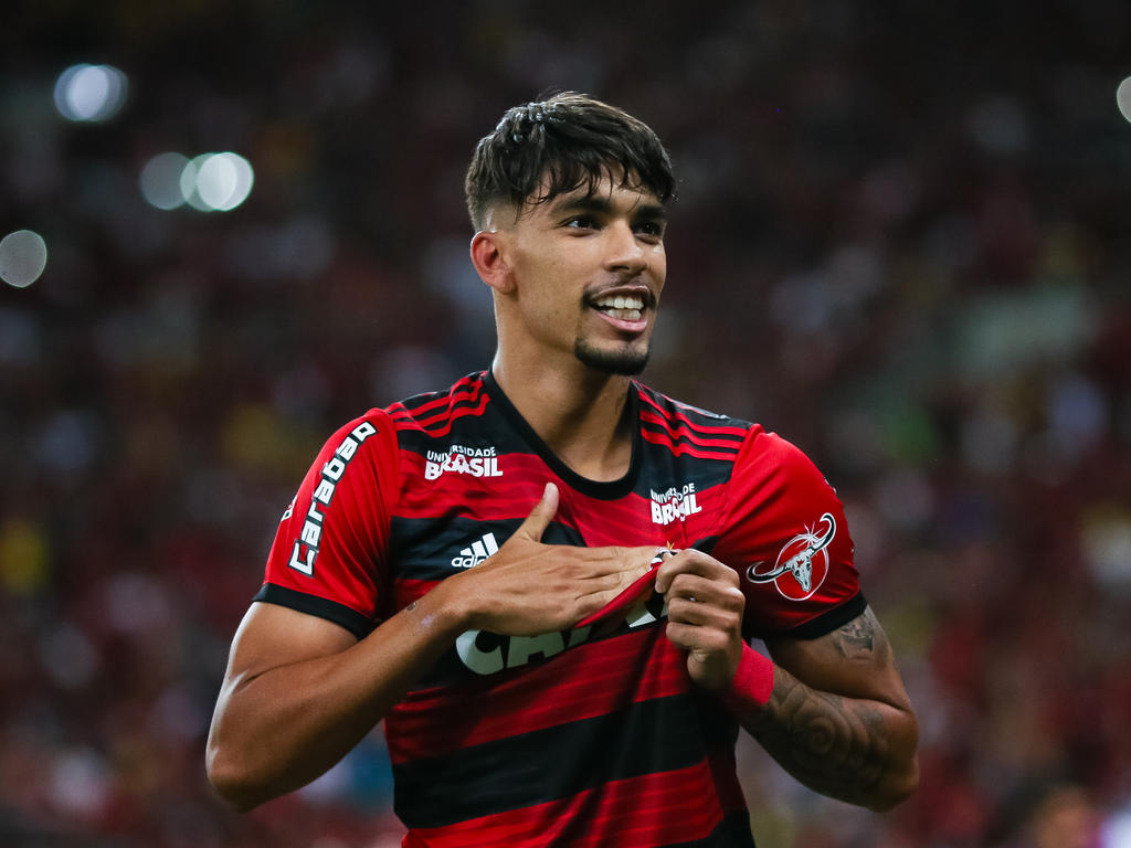 Lucas Paquetá se toca el escudo de Flamengo tras un gol. (Foto: Getty)