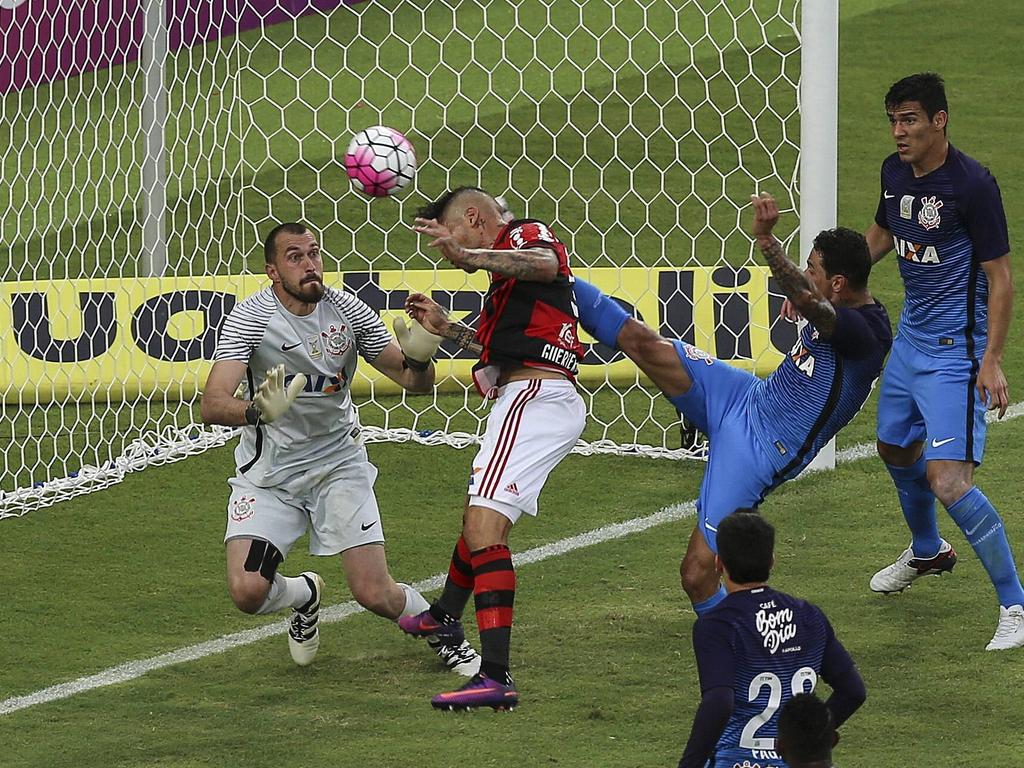 El peruano Paolo Guerrero hizo ayer los dos goles del Flamengo. (Foto: Imago)