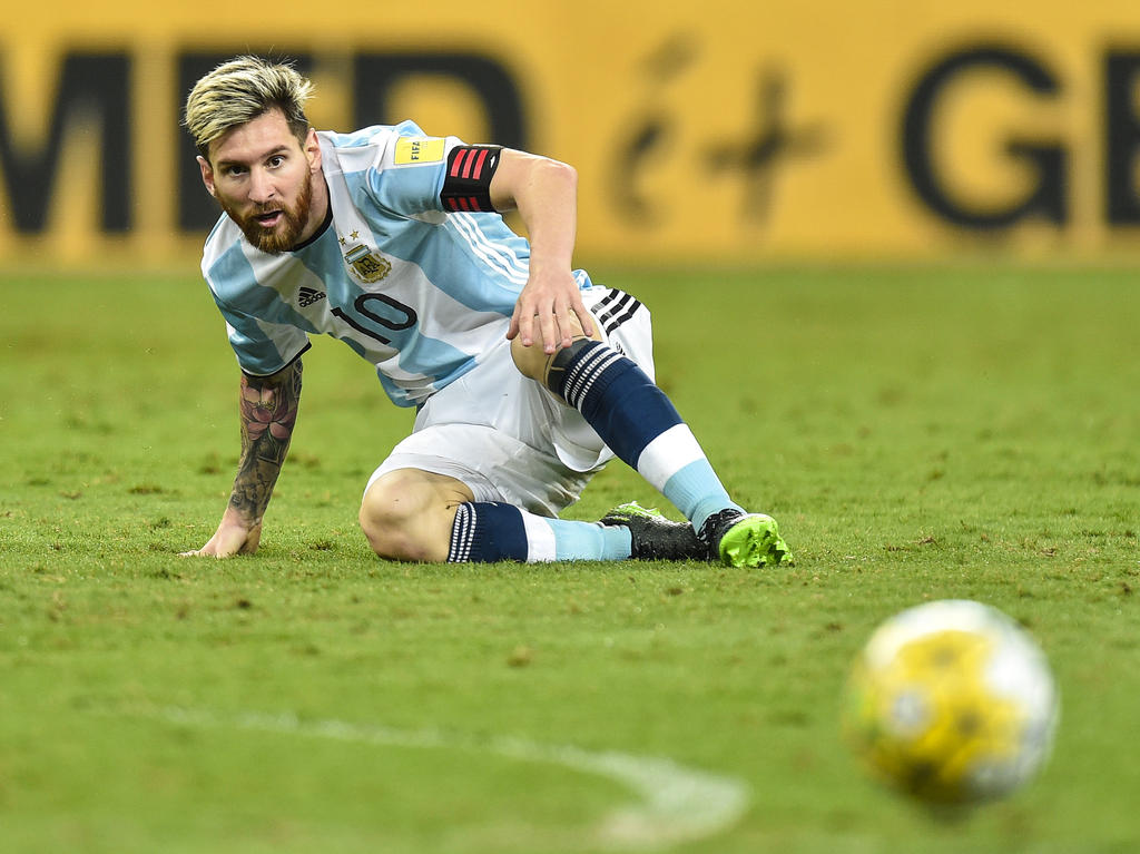 Lionel Messi mira la pelota en un duelo de clasificación ante Brasil. (Foto: Getty)