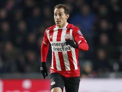 Andrés Guardado zet aan voor een sprint tijdens het duel tussen PSV en FC Twente. (05-11-2016)