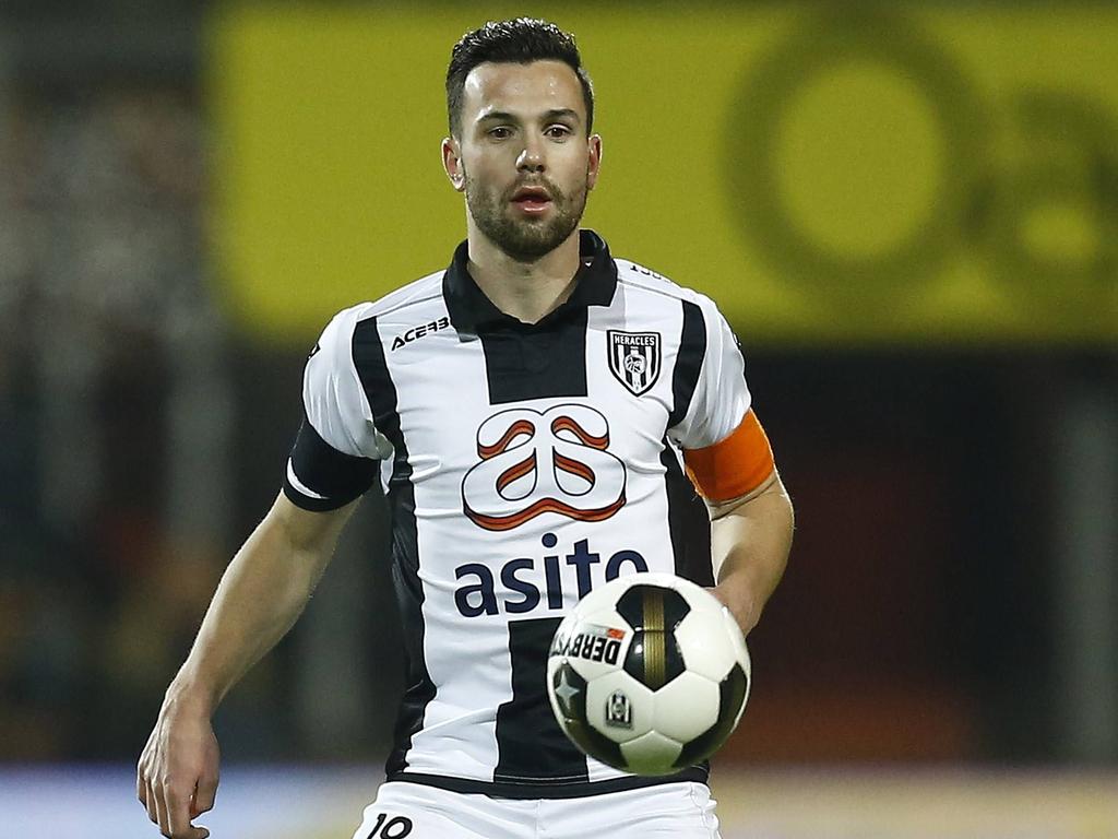 Thomas Bruns draagt de aanvoerdersband in het duel tussen Heracles Almelo en NEC Nijmegen. (02-12-2016) Thomas Bruns draagt de aanvoerdersband in het duel tussen Heracles Almelo en NEC Nijmegen. (02-12-2016)
