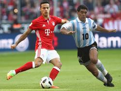 Bayerns Thiago (l.) wurde mit Diego Maradona verglichen