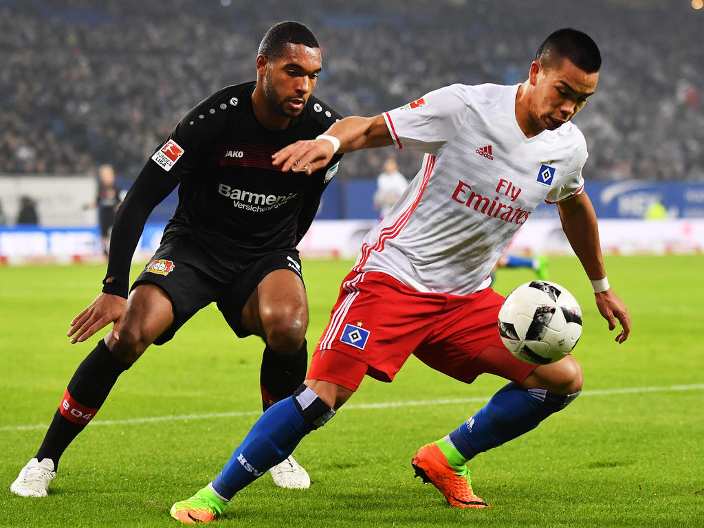 HSV-Stürmer Bobby Wood (r.) wird von Bayer Leverkusen beobachtet HSV-Stürmer Bobby Wood (r.) wird von Bayer Leverkusen beobachtet