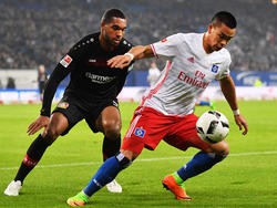 HSV-Stürmer Bobby Wood (r.) wird von Bayer Leverkusen beobachtet