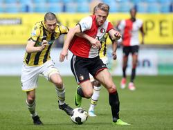 Arnold Kruiswijk (l.) strijd om de bal met Nicolai Jørgensen tijdens Vitesse - Feyenoord. (23-04-2017)