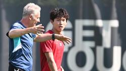 Freiburg-Coach Christian Streich (l.) mit Neuzugang Wooyeong Jeong