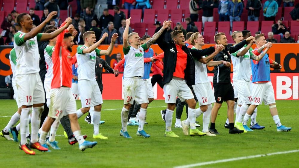 Die Augsburger feiern das Remis gegen den FC Bayern