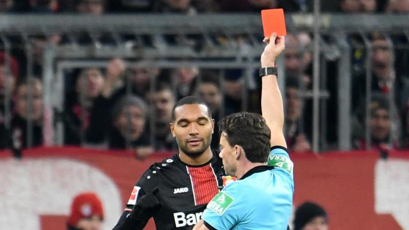 Jonathan Tah wurde im Spiel gegen den FC Bayern des Feldes verwiesen Jonathan Tah wurde im Spiel gegen den FC Bayern des Feldes verwiesen