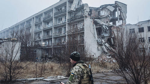 Zerstörte Häuser nach einem Militärangriff in der Ukraine