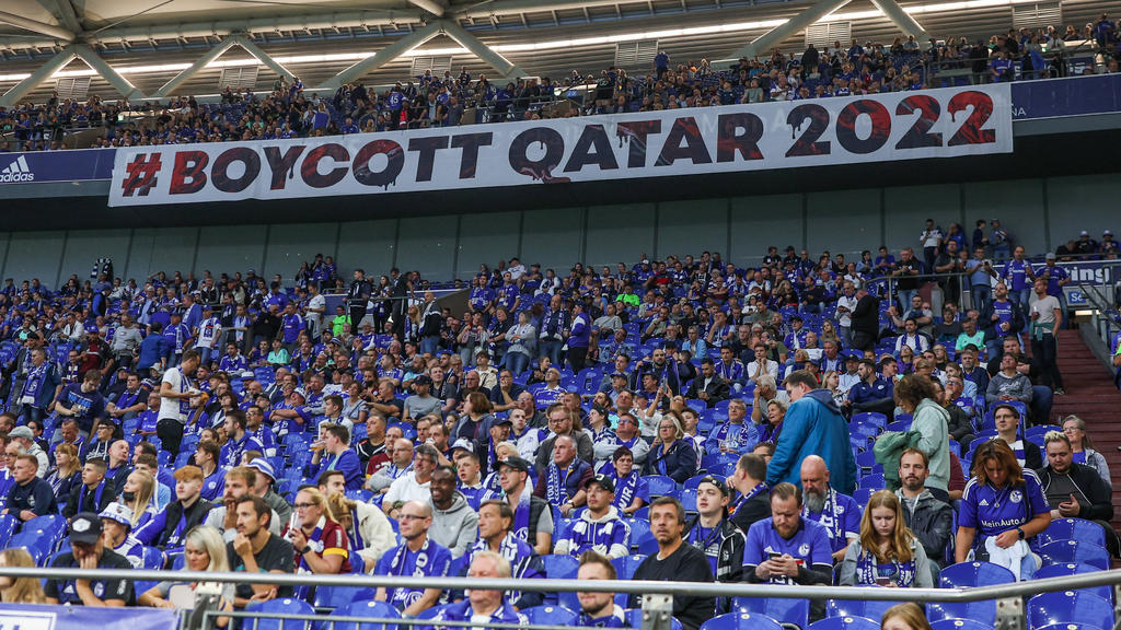 Nach den Fans des FC Schalke 04 hat sich nun auch der Klub selbst von der Katar-WM distanziert Nach den Fans des FC Schalke 04 hat sich nun auch der Klub selbst von der Katar-WM distanziert