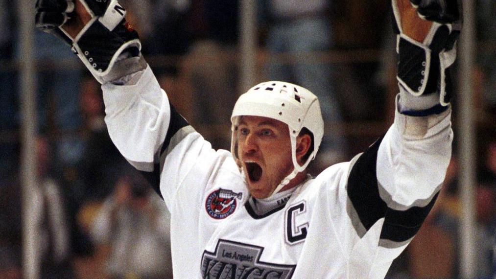 Wayne Gretzky (hier für die LA Kings auf dem Eis) gilt als der beste Eishockeyspieler aller Zeiten Wayne Gretzky (hier für die LA Kings auf dem Eis) gilt als der beste Eishockeyspieler aller Zeiten