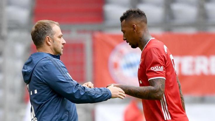 Bayern-Coach Hansi Flick kann sich einen Verbleib von Jérôme Boateng (r.) vorstellen