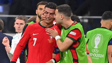 Cristiano Ronaldo (l.) weinte während der Partie gegen Slowenien zum Teil bitterlich