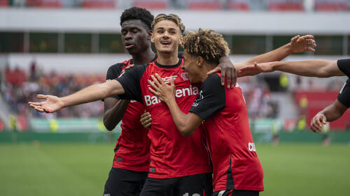 Kerim Alajbegovic (M.) gilt als Top-Talent bei Bayer Leverkusen