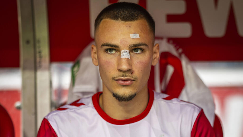 Tim Lemperle bedankte sich bei seinen Mitspielern beim 1. FC Köln Tim Lemperle bedankte sich bei seinen Mitspielern beim 1. FC Köln