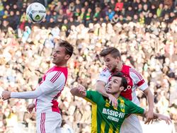 Bij een hoge bal krijgt Mike Havenaar (m.) dubbele dekking. Nemanja Gudelj (l.) en Joël Veltman (r.) bewaken de lange spits in het duel tussen ADO Den Haag en Ajax. (17-01-2016)