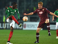 Iñaki Williams (izq.) durante un partido de la Europa League ante el Torino. (Foto: Getty)