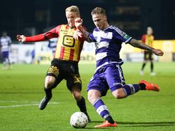 Alexander Büttner (r.) probeert met een voorzet een teamgenoot te vinden, maar Laurens Paulussen doet er alles aan om dat te voorkomen tijdens het duel tussen KV Mechelen en RSC Anderlecht. (05-02-2016)