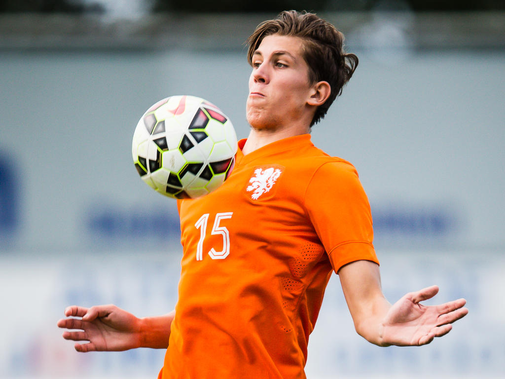 Stijn Spierings heeft balbezit tijdens de oefeninterland Nederland onder 20 - Frankrijk onder 20 (07-09-2015).