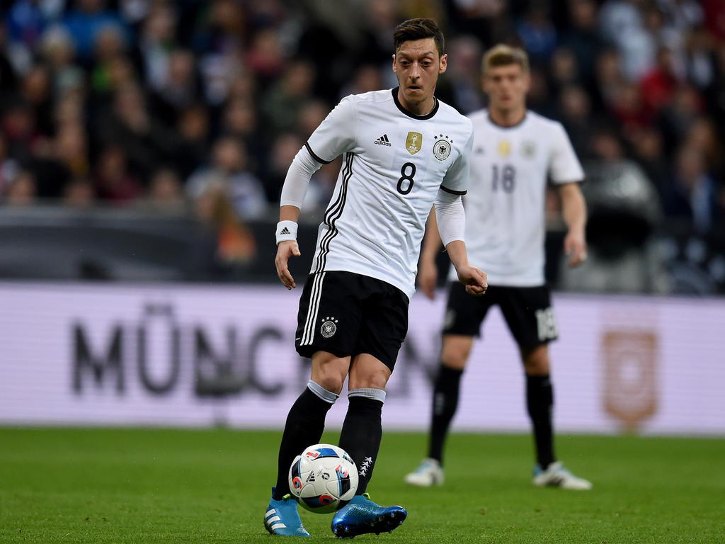 Mesut Özil will weiter als Zehner für den DFB auflaufen Mesut Özil will weiter als Zehner für den DFB auflaufen