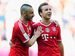 Diego Contento (l.) und Mario Götze jubeln nach dem Bayern-Sieg gegen Werder Bremen