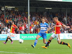 Jeffrey Rijsdijk (r.) is eerder bij de bal dan Bart van Hintum (m.) en schiet de 1-0 tegen de touwen tijdens Go Ahead Eagles - PEC Zwolle. (19-10-2014)