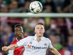 Terence Kongolo (l.) gaat het duel aan met Wout Weghorst (r.) tijdens de competitiewedstrijd Feyenoord - Heracles Almelo. (18-10-2014)