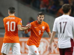 Robin van Persie (l.) en Klaas Jan Huntelaar staan tegen Letland samen in de aanval. Beide spelers scoren in het duel. (16-11-2014)