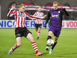 Sparta Rotterdam speler Daniel Breedijk in duel met FC Emmen speler Jurjan Mannes. (07-12-14)