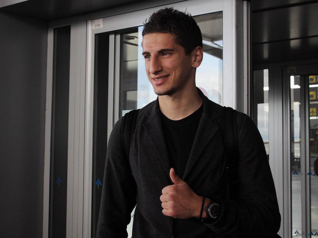 Aleksandr Yakovenk komt aan op het vliegveld in Spanje en laat zich voor het eerst zien aan het publiek van zijn nieuwe werkgever: Málaga CF. (31-01-2014) Aleksandr Yakovenk komt aan op het vliegveld in Spanje en laat zich voor het eerst zien aan het publiek van zijn nieuwe werkgever: Málaga CF. (31-01-2014)