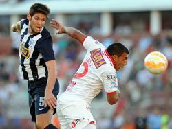 Marcos Miers (izq.) pugna contra Ramón Abila de Huracán en un duelo de la Copa Libertadores. (Foto: Imago)