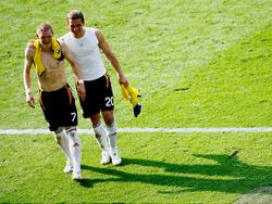 Bastian Schweinsteiger (l.) en Lukas Podolski.