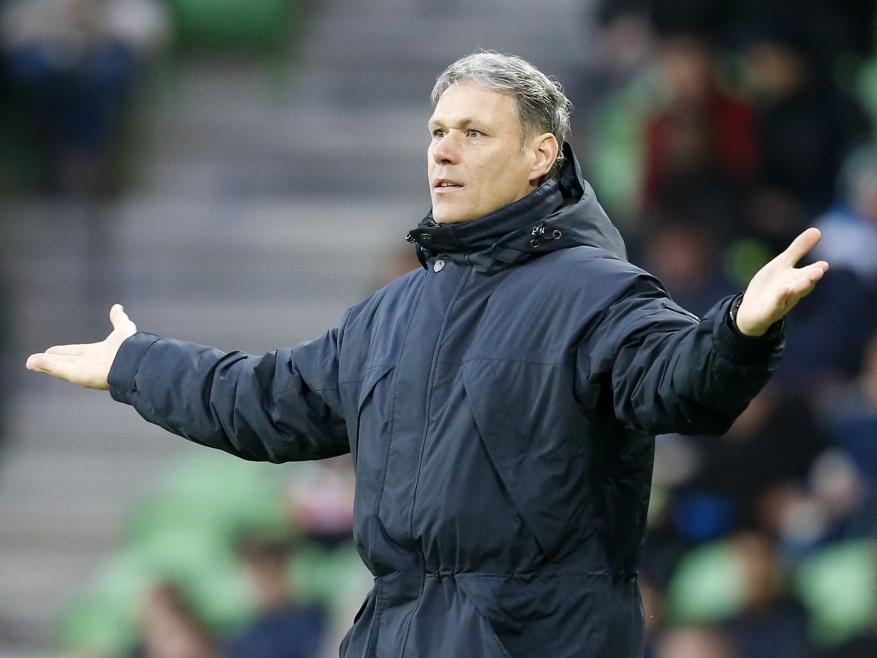 Marco van Basten in zijn rol als assistent trainer bij AZ tijdens het duel FC Groningen - AZ in de Euroborg (08-02-2015) Marco van Basten in zijn rol als assistent trainer bij AZ tijdens het duel FC Groningen - AZ in de Euroborg (08-02-2015)