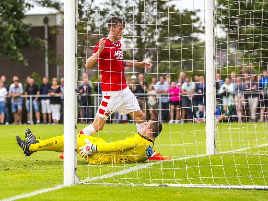 Wout Weghorst scoort tijdens het oefenduel van AZ met FC Volendam door van dichtbij de bal binnen te lopen. (09-07-2016) Wout Weghorst scoort tijdens het oefenduel van AZ met FC Volendam door van dichtbij de bal binnen te lopen. (09-07-2016)